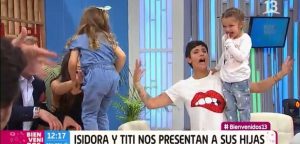 Hijas de Isidora Urrejola y Titi Aguayo desordenaron el set de "Bienvenidos"