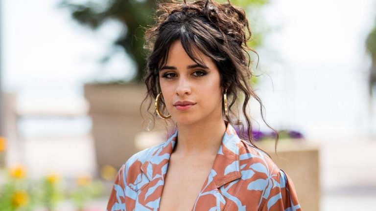 ¿Seis dedos? Camila Cabello llama la atención en redes por detalle en foto