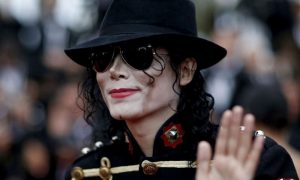 Guardaespaldas de Michael Jackson reveló por qué el artista cubría su rostro con máscaras