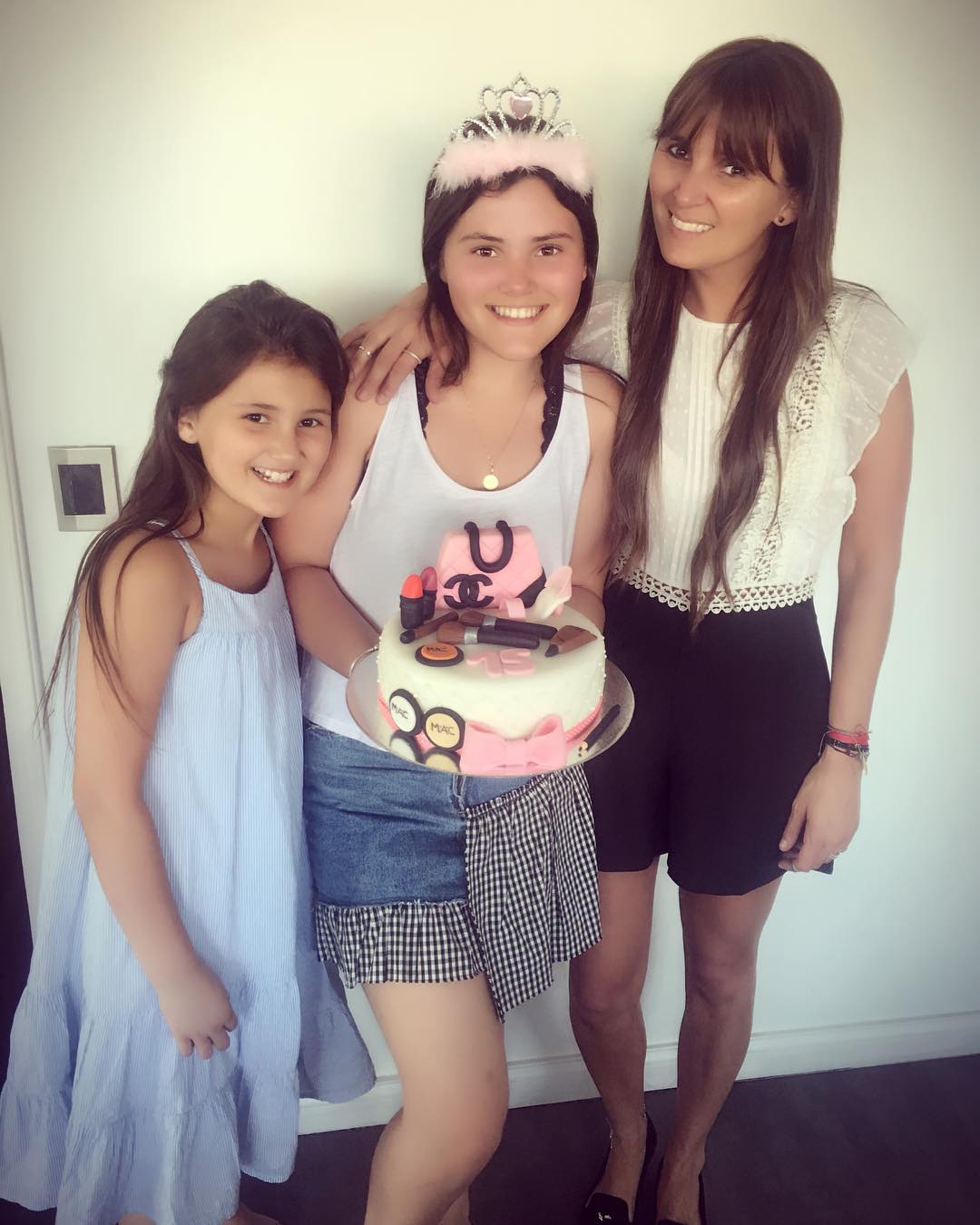 Sanhueza junto a sus hijas con Roberto Bruce actualmente