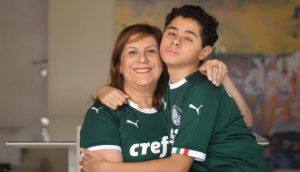 Mamá que narra los partidos a hijo no vidente fue nominada como mejor fan de la FIFA