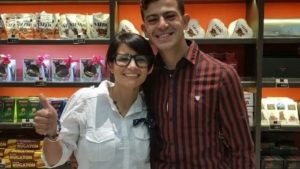 Buena noticia: joven que pidió trabajo con CV escrito a mano fue ascendido luego de un año