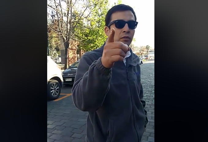 Indignante: viralizan ataque xenófobo a venezolano en Santiago