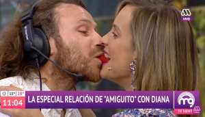 Diana Bolocco se ganó reto de Cristián Sánchez por jugar a la "frutillita"