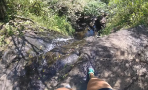 Joven compartió impactante registro de su caída por una cascada