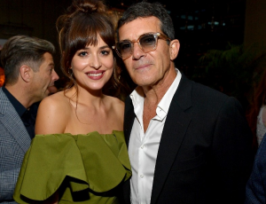 Antonio Banderas saca aplausos por foto junto a Dakota Johnson