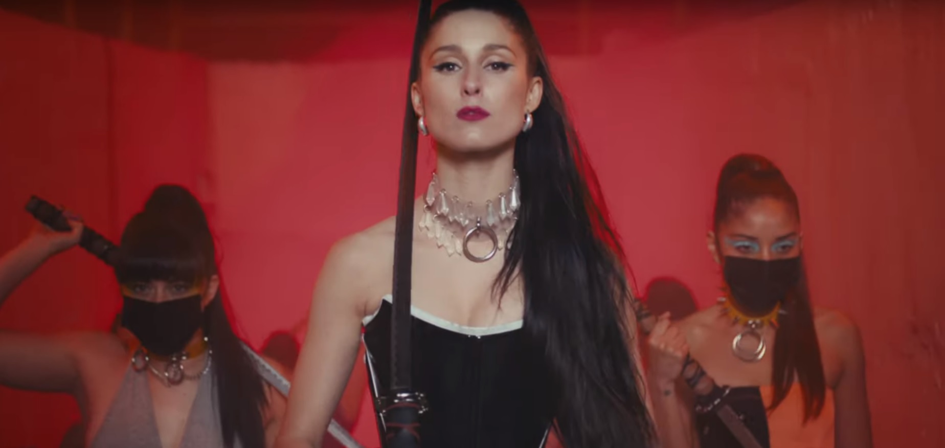 #AlertaDeEstreno: ¡Revisa el videoclip oficial de Francisca Valenzuela para "Héroe"!