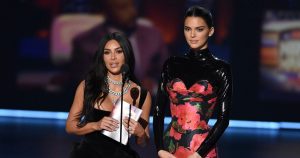 El incómodo momento que vivieron Kim Kardashian y Kendall Jenner en los Emmys