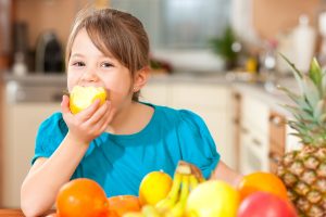 ¿Cómo retomar la rutina de alimentación en los niños?