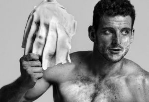 ¡Se pasó! Eyal Meyer enciende las redes sociales con sesión de fotos