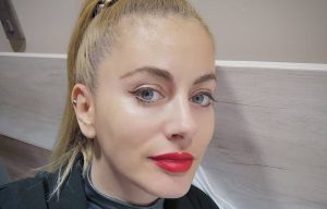 ¿12 o 19? Catalina Palacios confunde a sus seguidores con postal del recuerdo