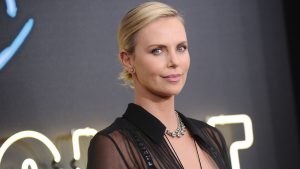 Charlize Theron estrena drástico cambio de look por "Rápido y Furioso 9"
