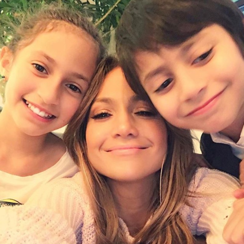 Jennifer chochea con sus hijos