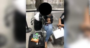Detienen en aeropuerto a mujer que llevaba a un recién nacido en su bolso de mano