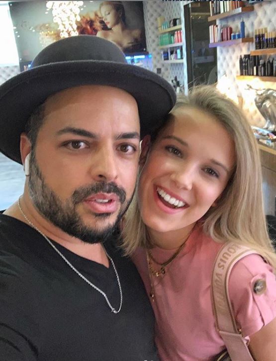 Millie encnató con nuevo look en melena rubia