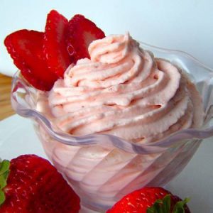 Prueba este rico Mousse de frutilla para que disfrites la primavera