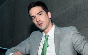 Iñigo Urrutia recibió la primavera con osado desnudo