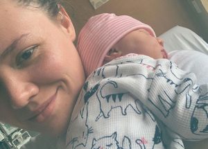 Joy Huerta es captada junto a su bebé y pareja en aeropuerto