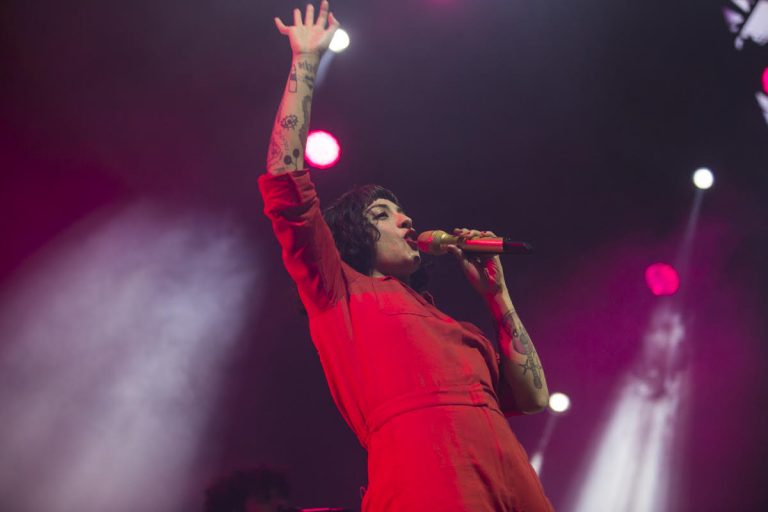 ¡Revisa las imágenes que dejó el show de Mon Laferte en el Movistar Arena!