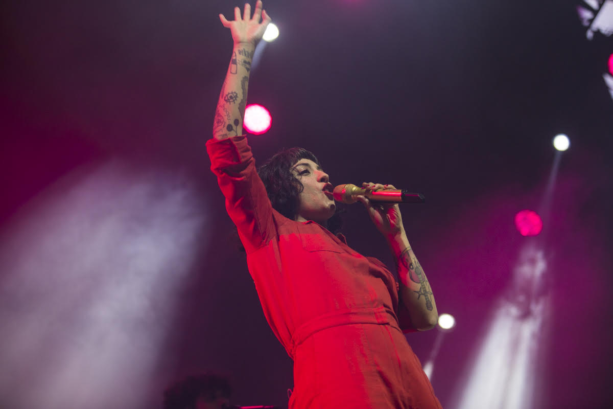 ¡Revisa las imágenes que dejó el show de Mon Laferte en el Movistar Arena!
