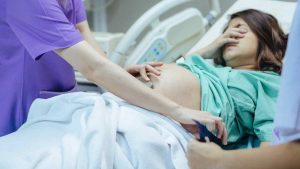 Estudio revela posible vínculo entre parto por cesárea y ciertos trastornos