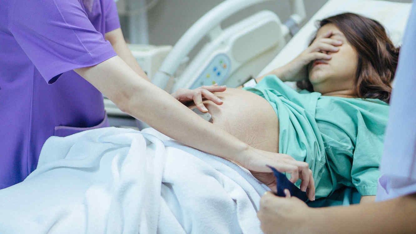 Estudio revela posible vínculo entre parto por cesárea y ciertos trastornos