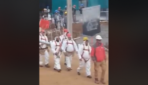 'Parada Laboral 2019': Obreros sacan aplausos al simular la Parada Militar