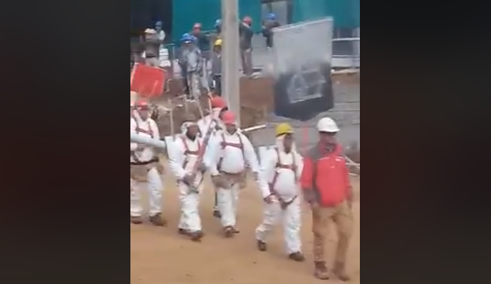 'Parada Laboral 2019': Obreros sacan aplausos al simular la Parada Militar