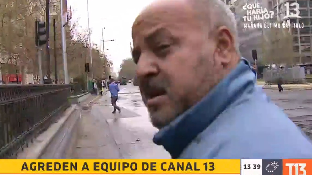 Periodista y camarógrafo de Canal 13 fueron agredidos a golpes y con gas pimienta en manifestación