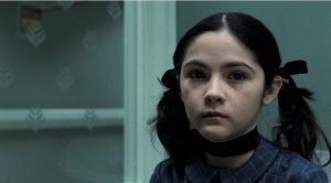 ¡'La Huerfana' se hizo real! Pareja adoptó a 'niña' con enanismo que intentó asesinarlos