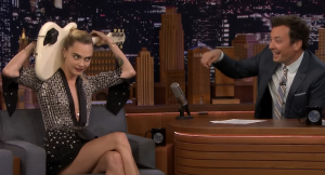 Cara Delevingne sorprendió con particular técnica para tocar guitarra