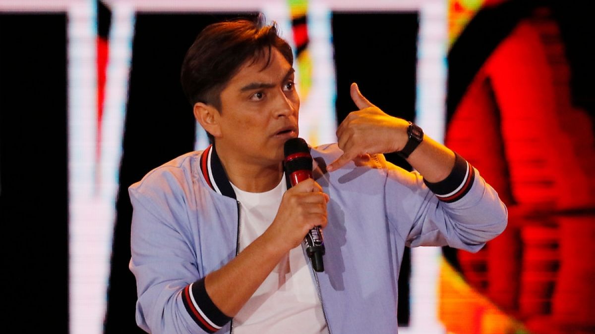 "Una obra maestra": Sergio Freire recreó manifestaciones en Chile con su colección de "Los Simpson"