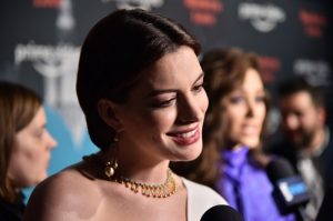 Anne Hathaway se lució en alfombra roja con su avanzado embarazo