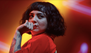 Mon Laferte sorprende pintando mural en Valparaíso