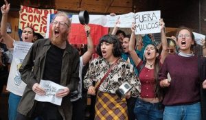 Mon Laferte llegó a la embajada de Chile en México para manifestarse