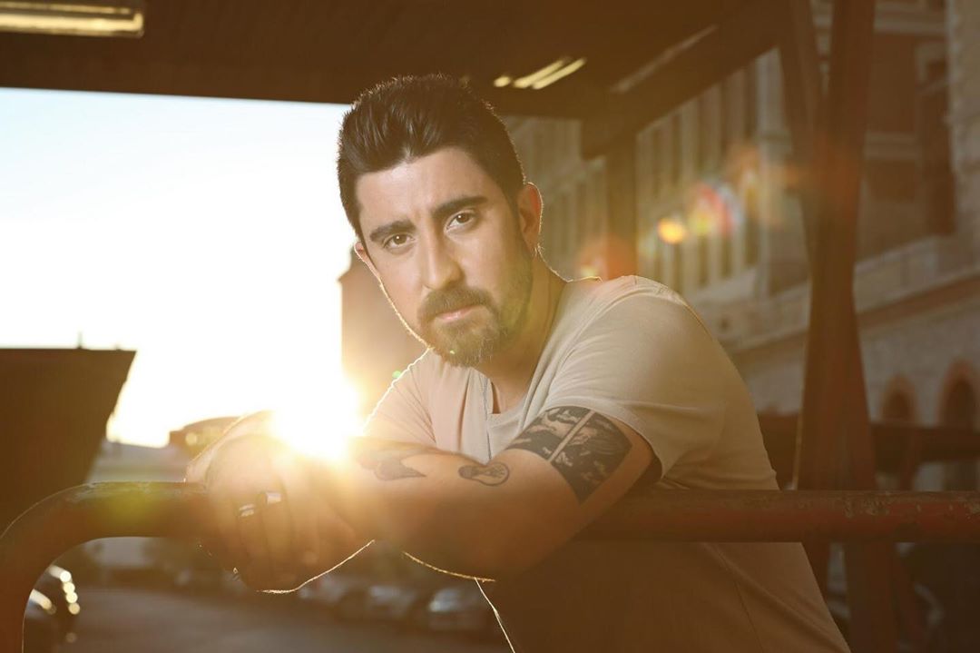 Alex Ubago se suma a artistas y envía mensaje a Chile