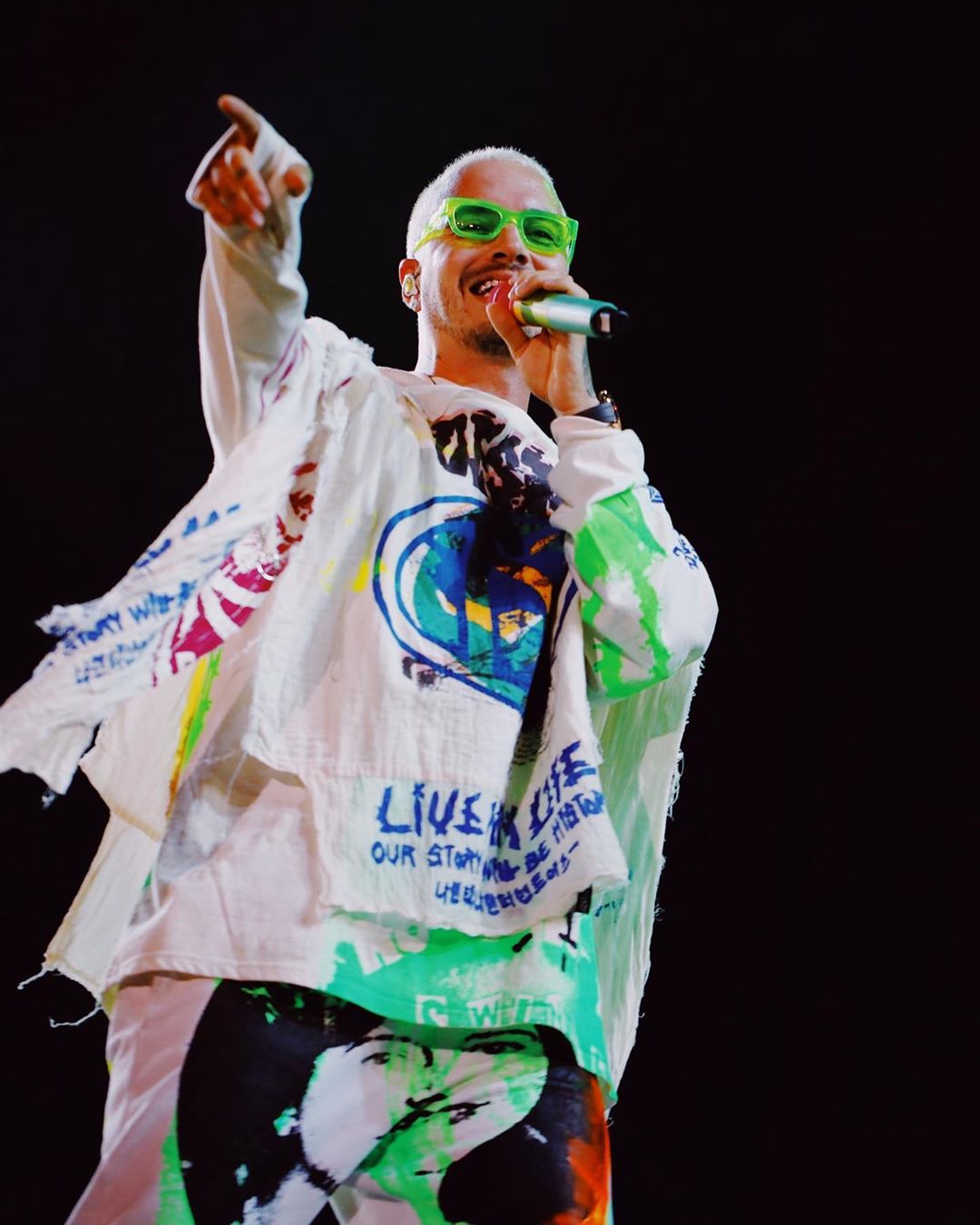 Balvin bromea consigo mismo con foto del recuerdo