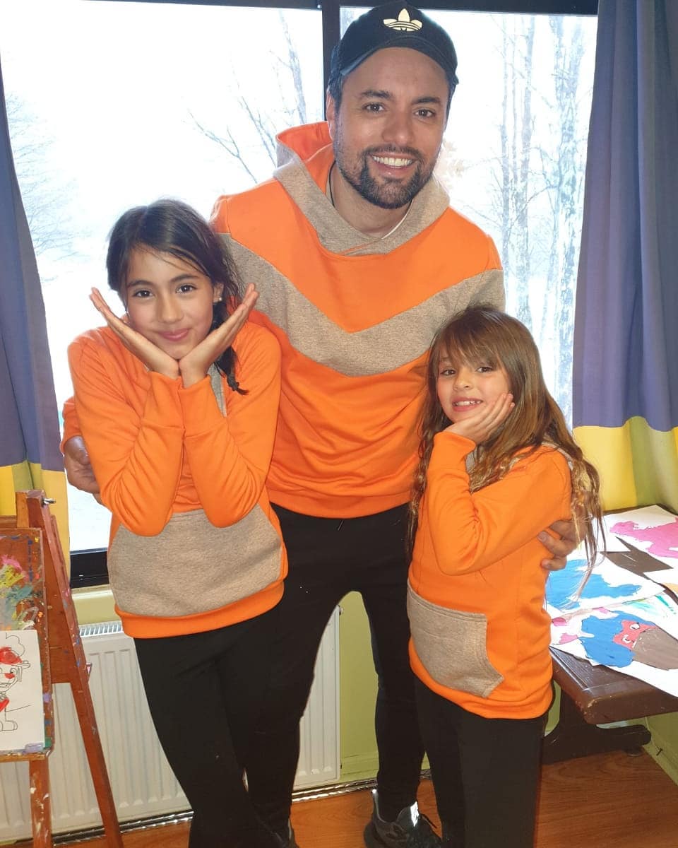 Valenzuela se luce con su hija Eloísa y su pequeña Alondra