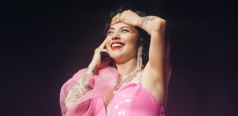 Mon Laferte saca carcajadas con video de sus fans gritando en sus conciertos