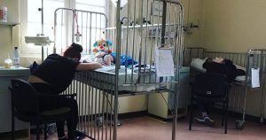 Joven relató las complejas condiciones en que madres cuidan a sus bebés en el Hospital Calvo Mackenna
