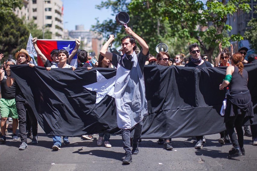 Actores realizaron emotiva performance para protestar por los muertos del estallido social