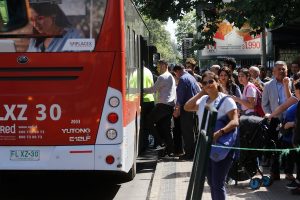 Protestas provocan cierre de líneas 1, 2 y 6 de Metro: Congestión en paraderos