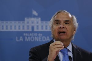 Ministro Chadwick confirmó fallecimiento de 3 personas en toque de queda