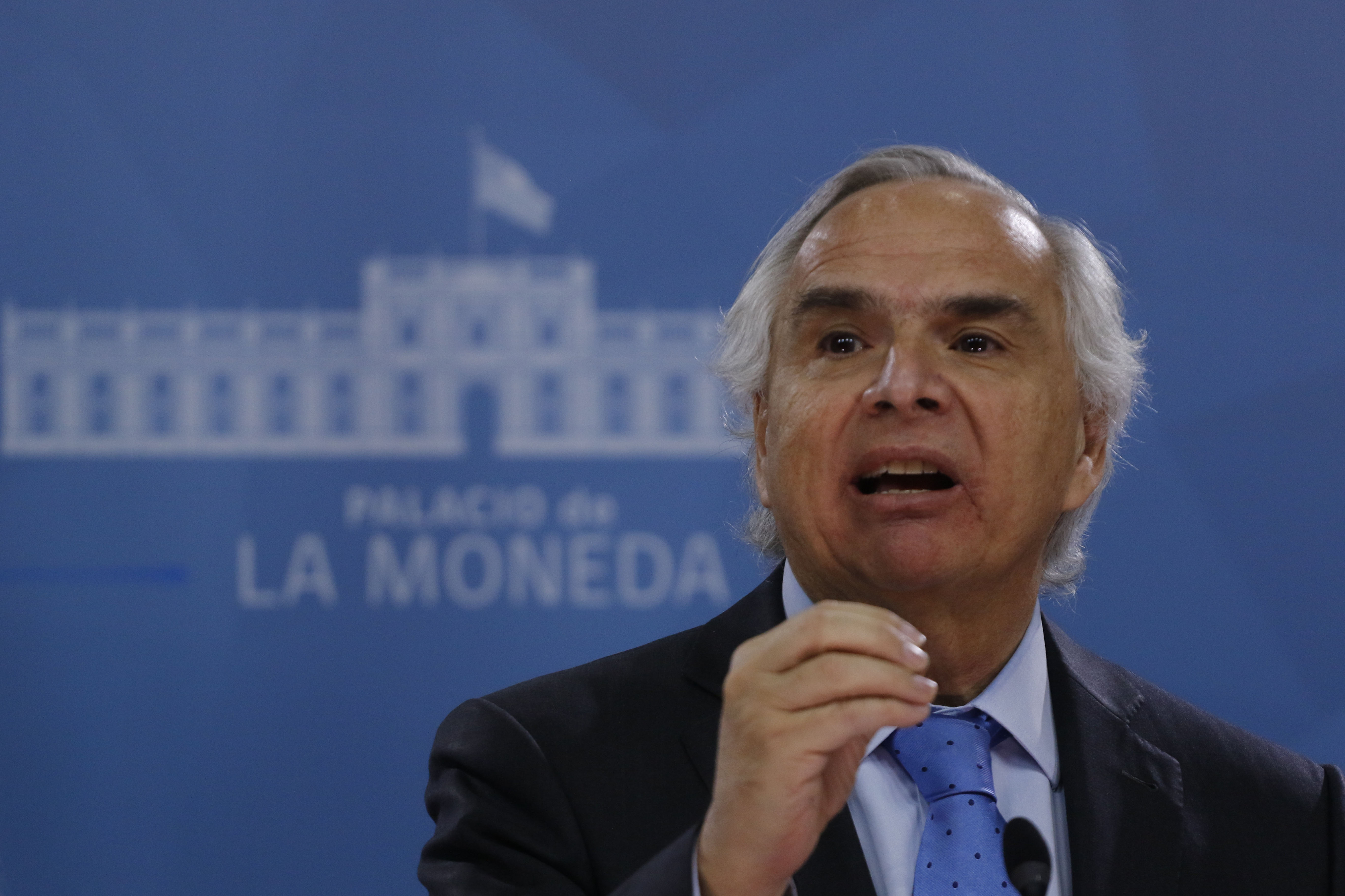 Ministro Chadwick confirmó fallecimiento de 3 personas en toque de queda