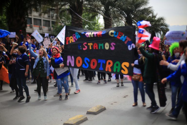 Marcha de educadoras de párvulo fue reprimida por Carabineros en el centro de Santiago