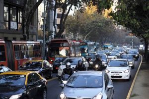 Crean app que ofrece viajes gratuitos durante la emergencia en Santiago