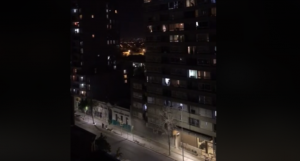 La canción cantada desde un balcón que sacó aplausos entre los vecinos