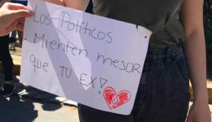 Los carteles más llamativos de las manifestaciones en nuestro país