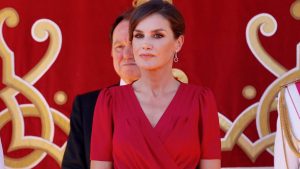 Doña Letizia de España impacta con un comentado look