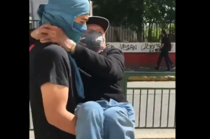 Conmovedor registro de manifestantes ayudando a un adulto mayor tras efectos de lacrimógenas